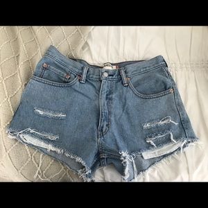 LEVIS JEAN DESTRESSED JEAN SHORTS